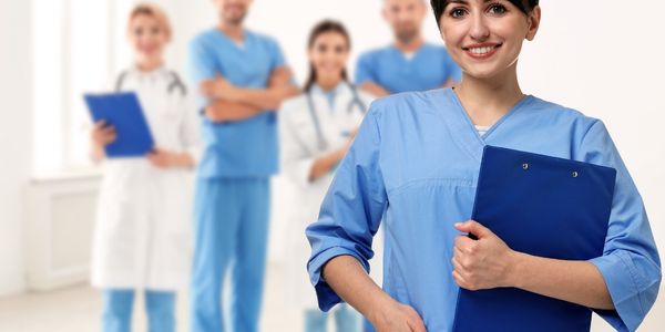 Doktor ve Hemşireler İçin Sağlık Bakanlığına Uygun Kıyafetler